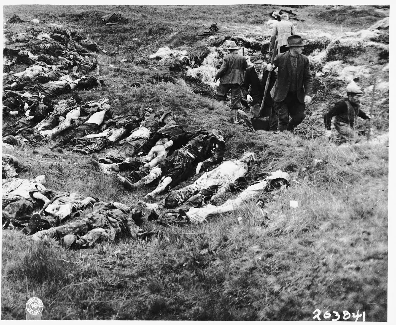 Deutsche Zivilisten exhumieren ermordete KZ-Insassen in Schwarzenfeld 1945  - Foto PF Anders WikipediaCommons*